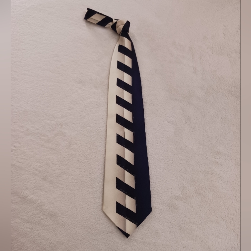 Men's Blue And Cream Colored Pattern Tie